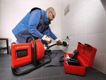 Аккумуляторная машина для прочистки труб модели RODRUM VarioClean, применение Аккумуляторная машина для прочистки труб модели RODRUM VarioClean, применение